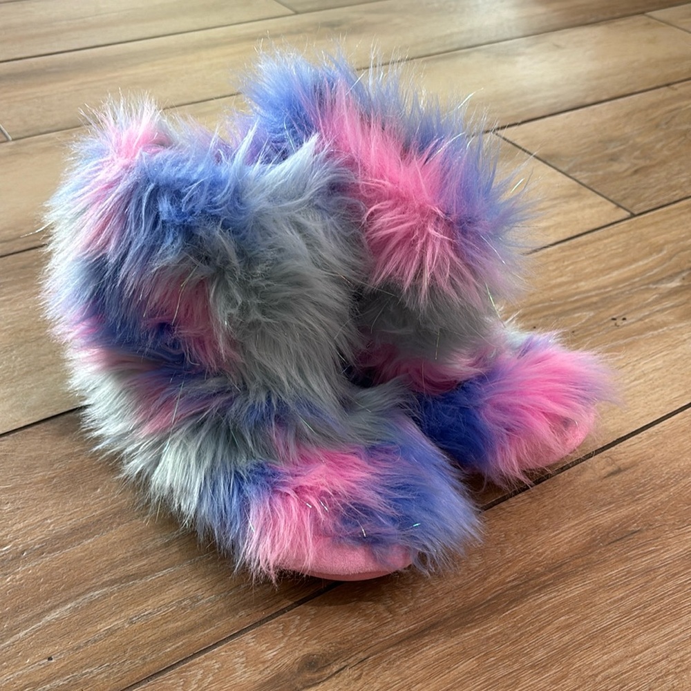 Stevie’s girls slippers size 4/5
